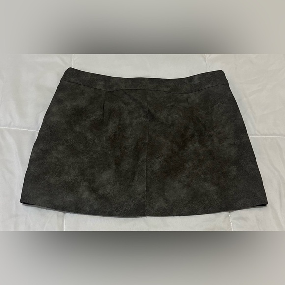 Revolve Superdown Minta Faux Leather Skirt in Distressed Grey Sz Small - Picture 4 of 5